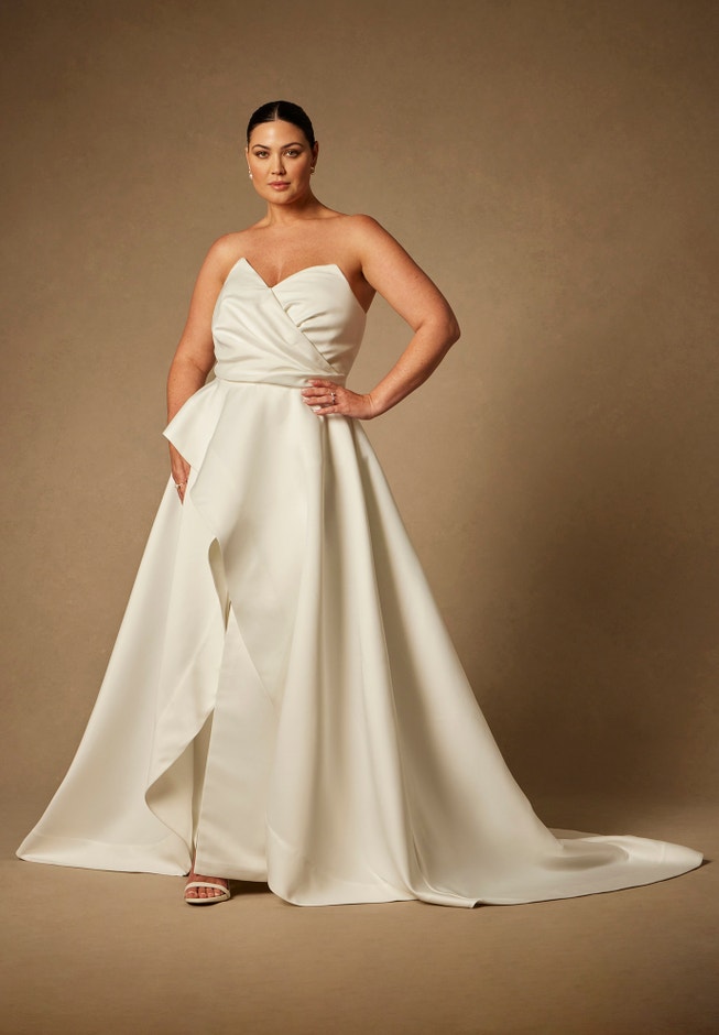 Bridal by ELOQUII Sculptural Gown With Removable Skirt image number null