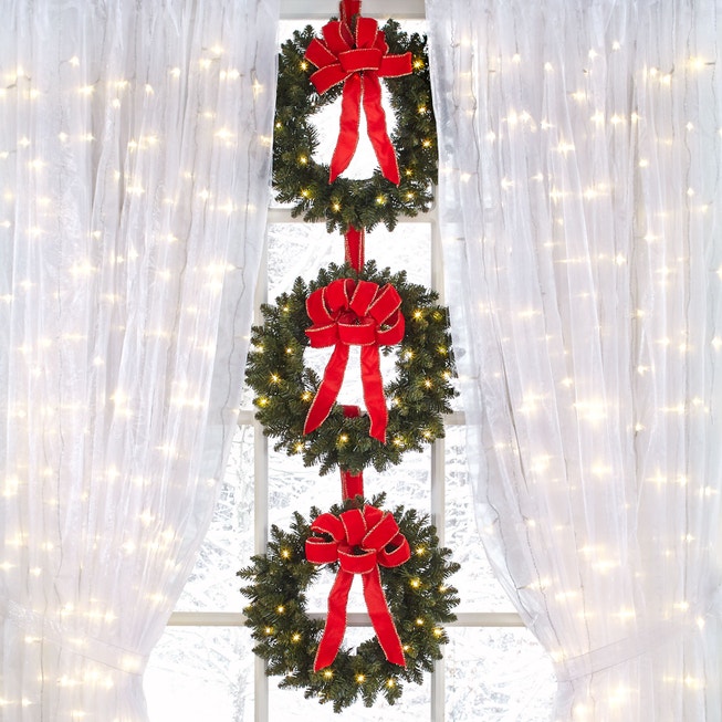 Set Of 3 Cordless Pre-Lit Mini Christmas Wreaths image number 1