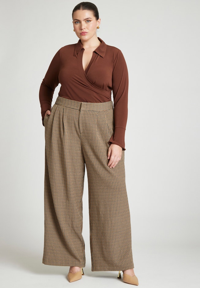 Stretch Wrap Top With Collar image number null