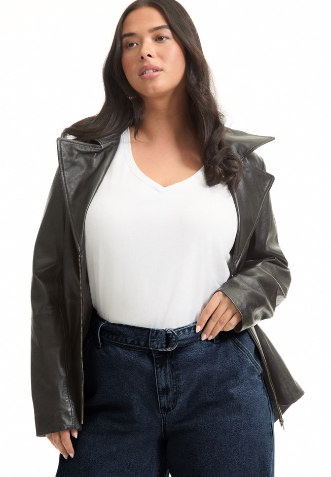 Curvie Fit High-Waisted Wide-Leg Utility Jean image number 2