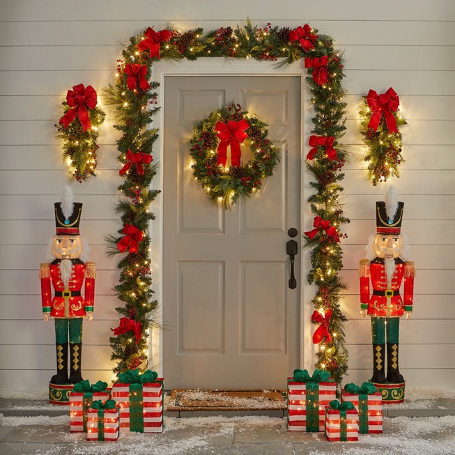28" Pre-Lit Holiday Classic Wreath image number null