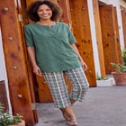 Seersucker Pull-On Elastic-Waist Capri Pants image number null